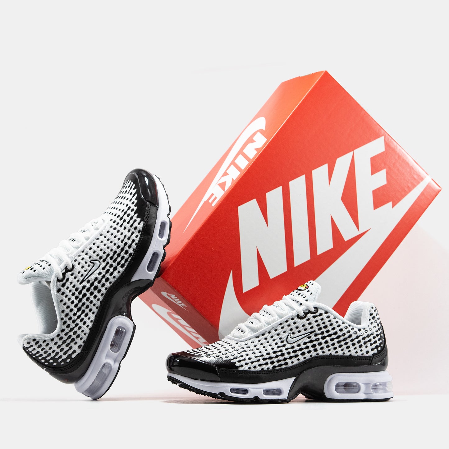 NIKE AIR MAX PLUS VII IN WHITE/BLACK