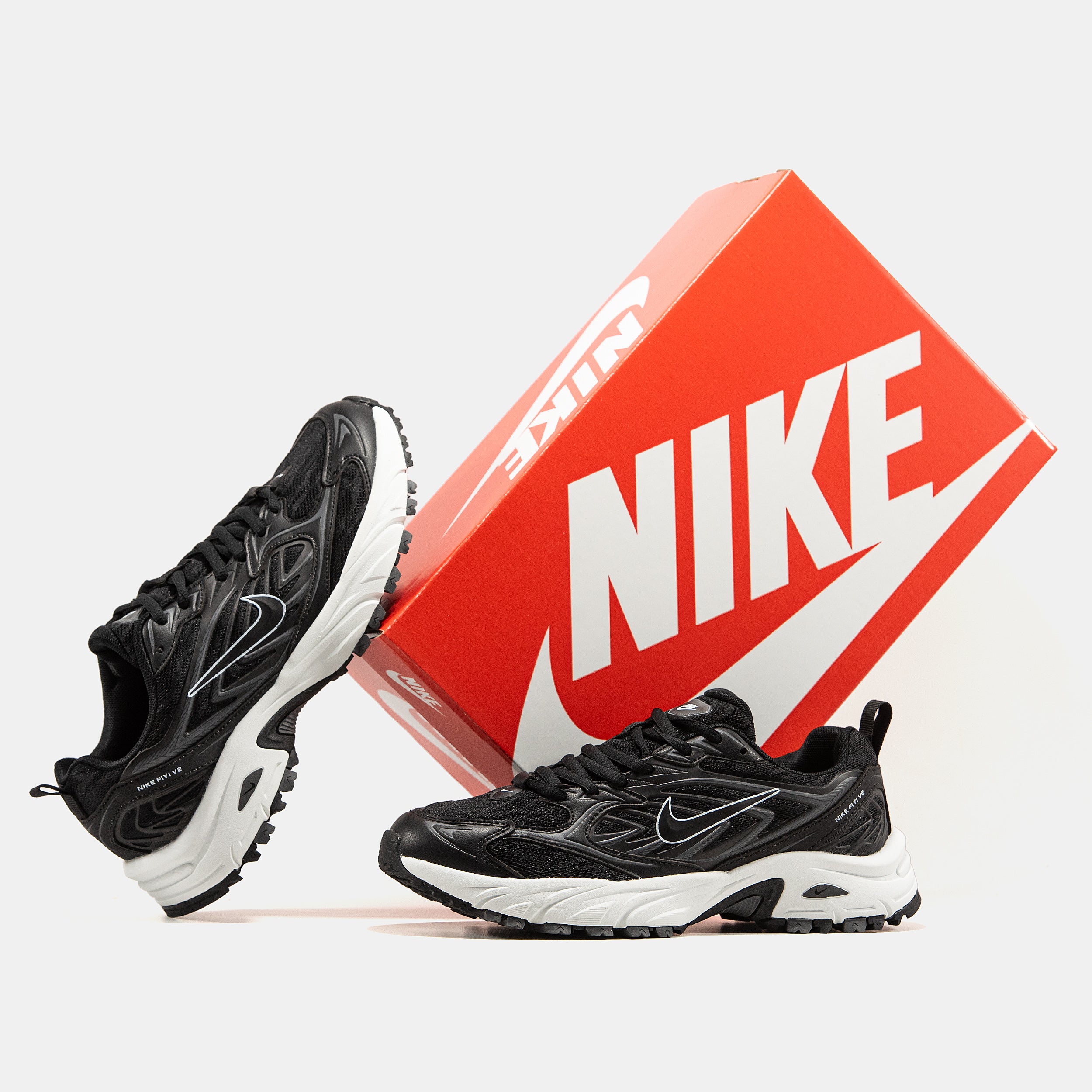 NIKE FIYI V2 IN BLACK/WHITE