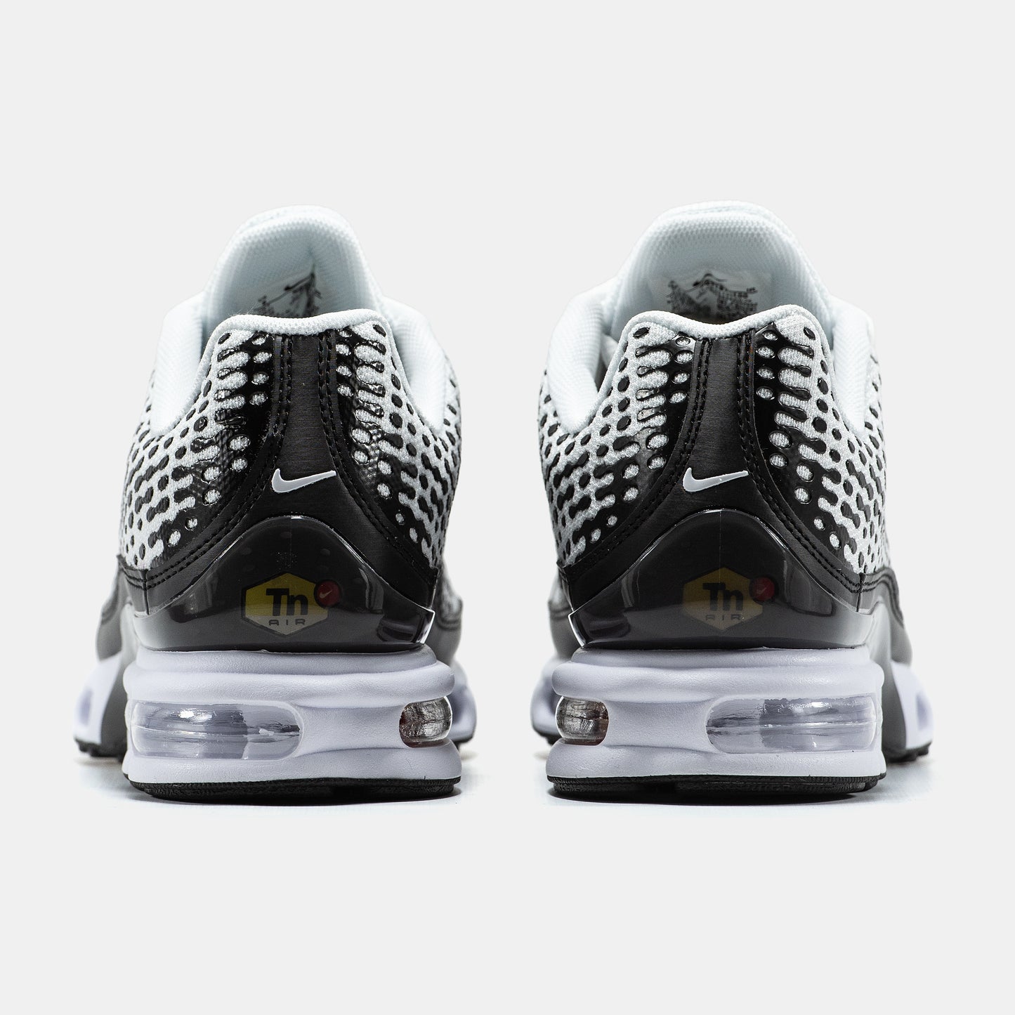 NIKE AIR MAX PLUS VII IN WHITE/BLACK