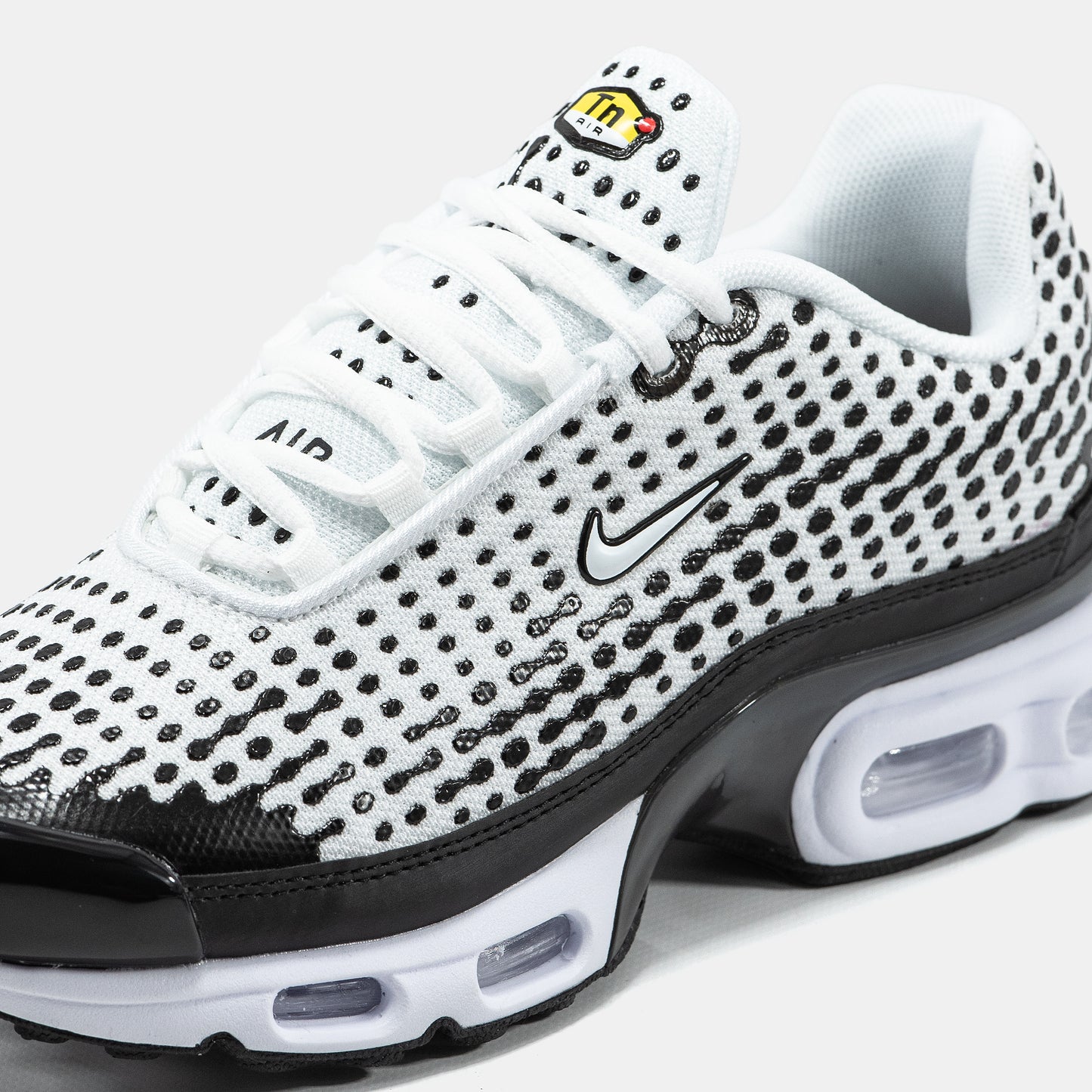 NIKE AIR MAX PLUS VII IN WHITE/BLACK