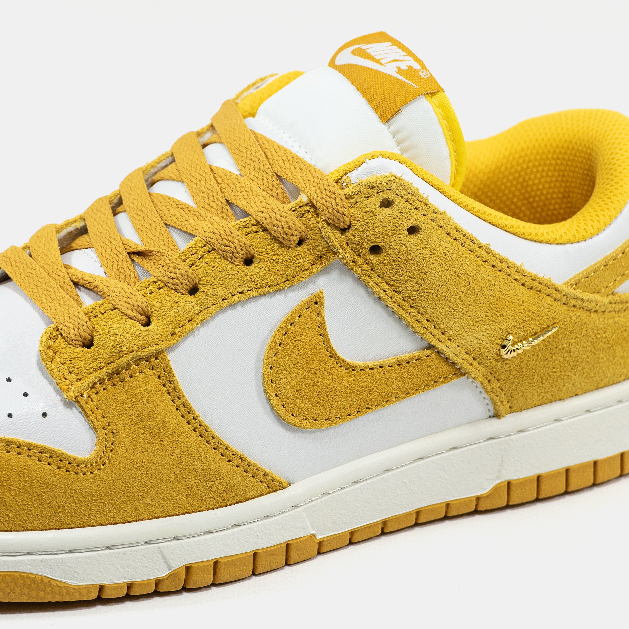 NIKE SB DUNK LOW IN YELLOW/WHITE