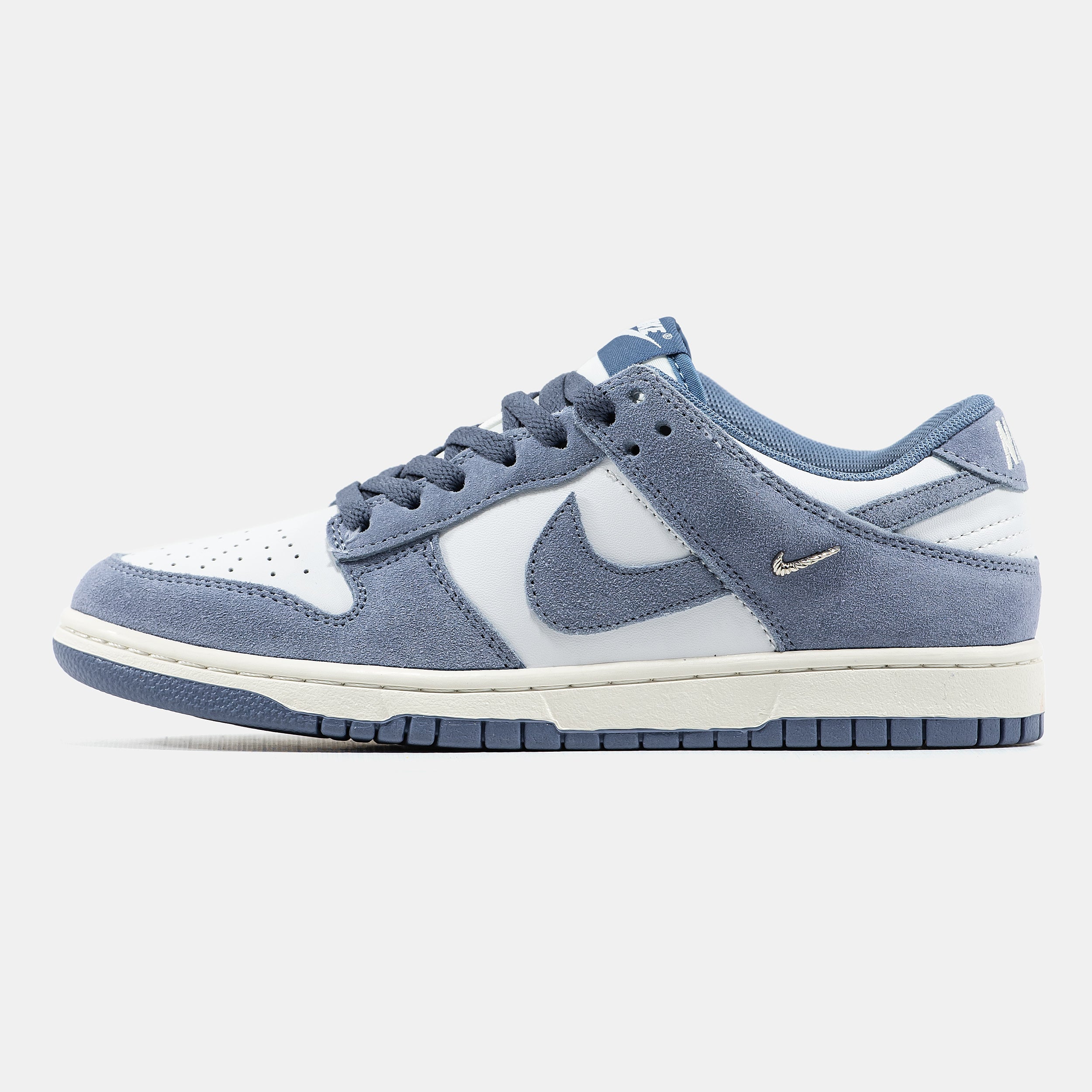NIKE SB DUNK LOW IN SKY BLUE/WHITE