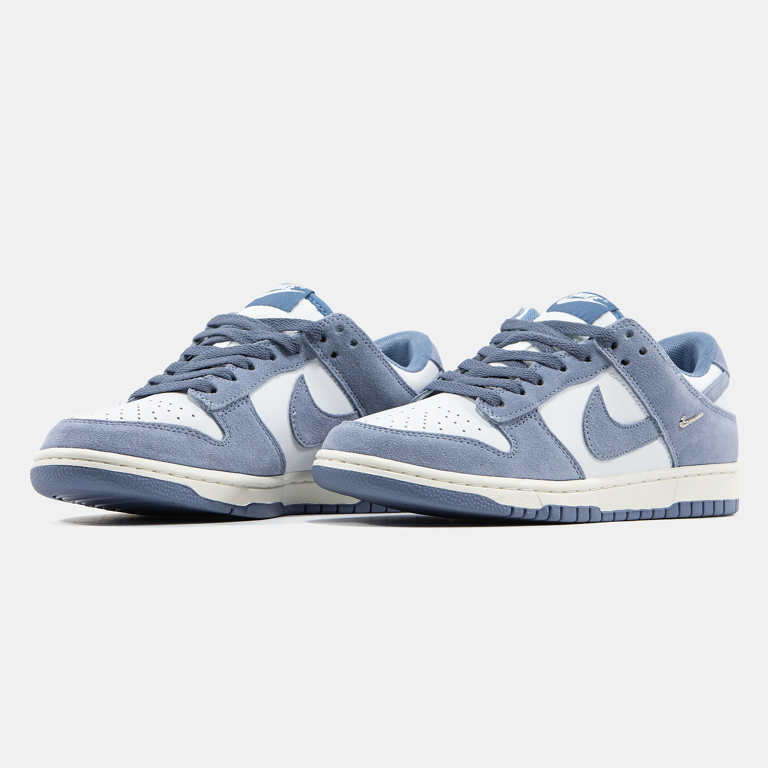 NIKE SB DUNK LOW IN SKY BLUE/WHITE