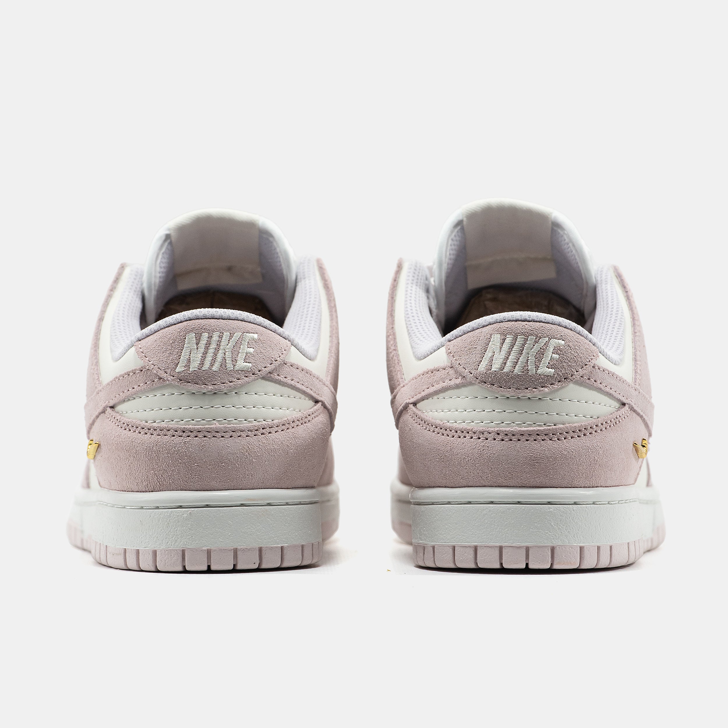 NIKE SB DUNK LOW IN PINK/BEIGE