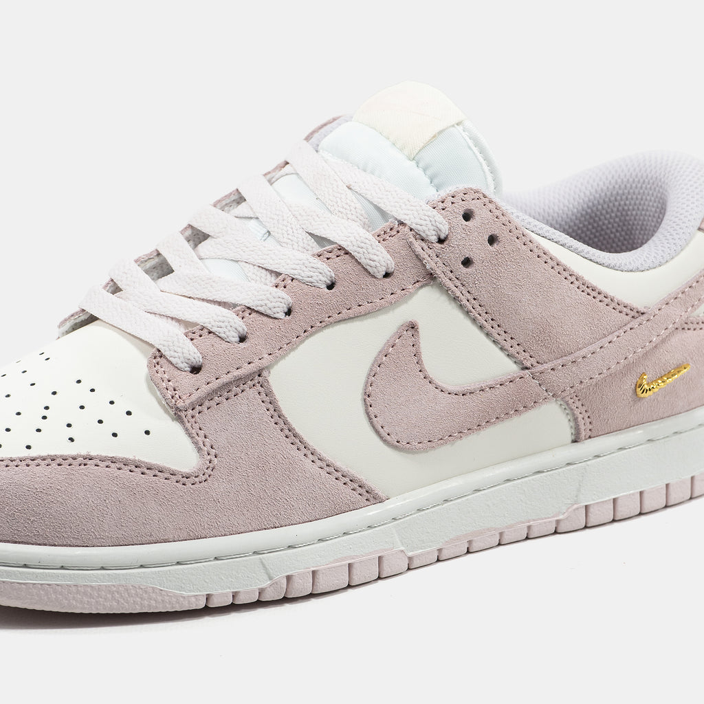 NIKE SB DUNK LOW IN PINK/BEIGE