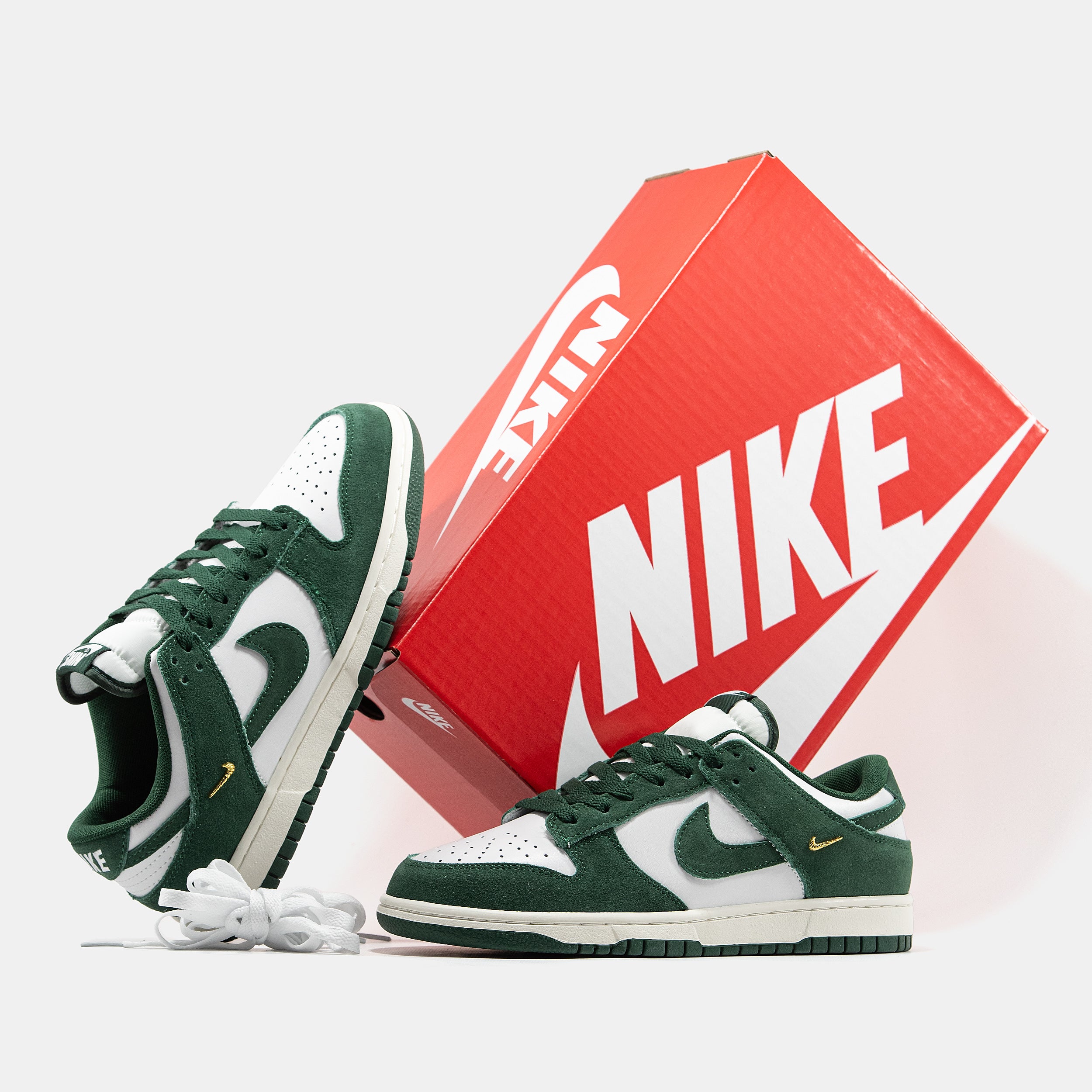 NIKE SB DUNK LOW IN GREEN/WHITE