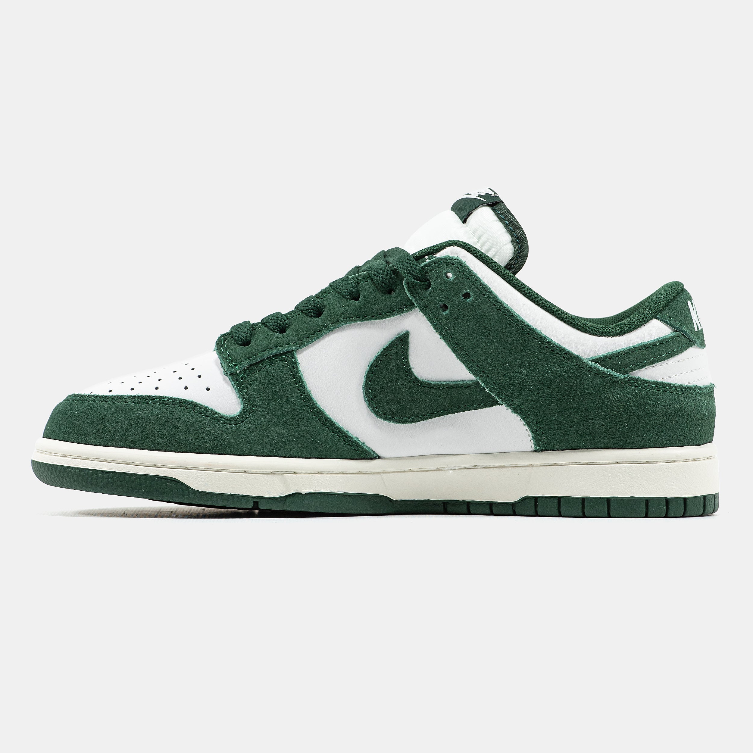 NIKE SB DUNK LOW IN GREEN/WHITE