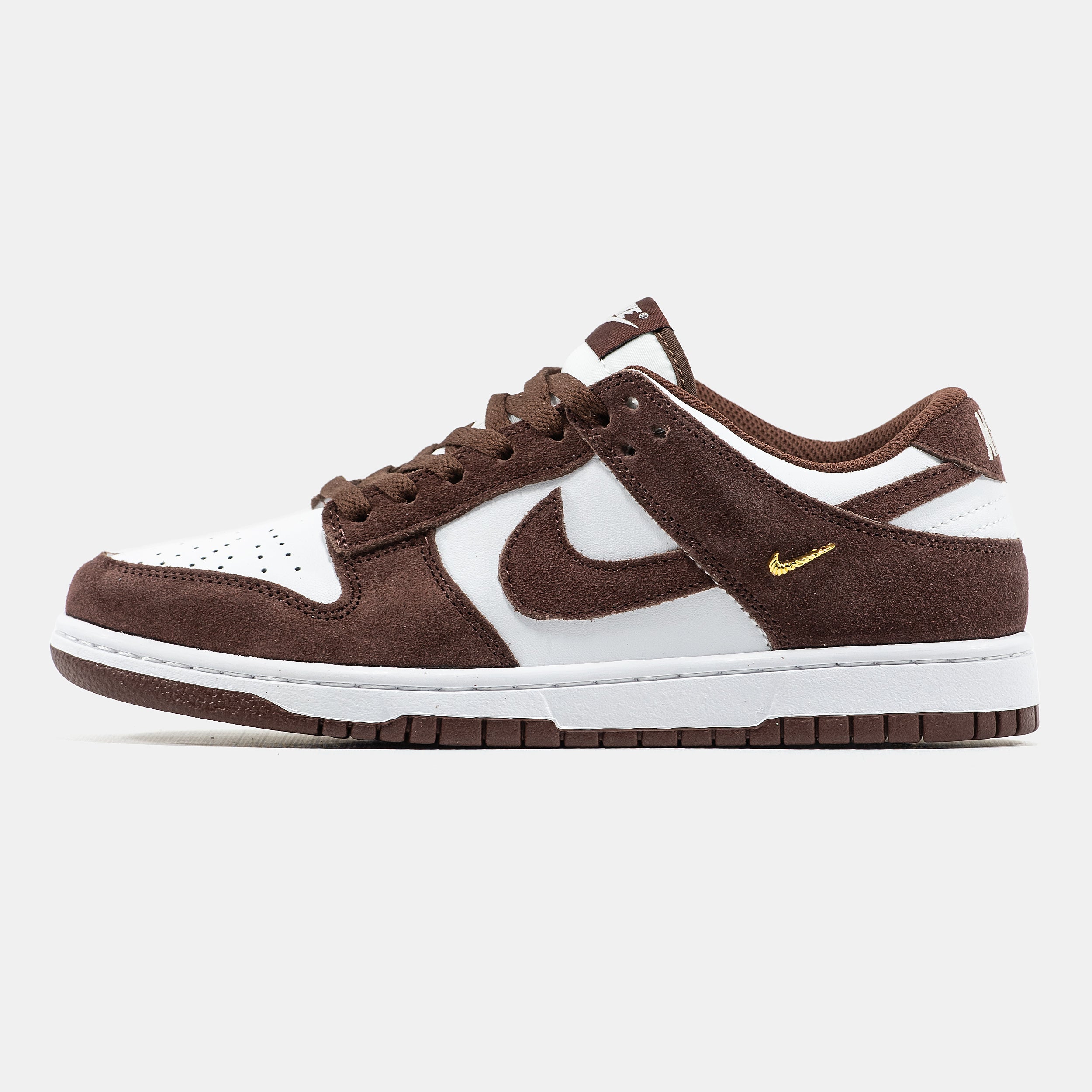NIKE SB DUNK LOW IN BROWN/WHITE