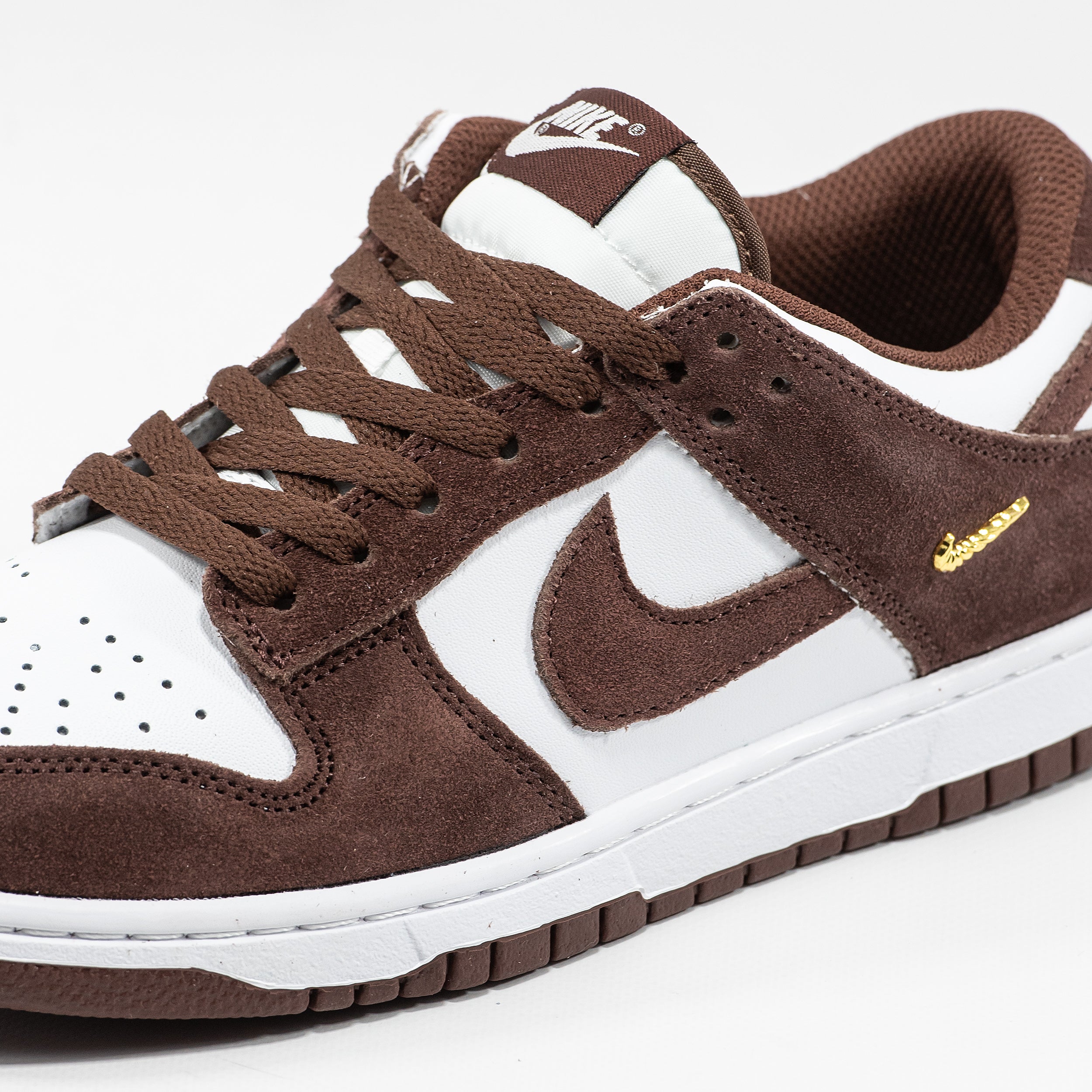 NIKE SB DUNK LOW IN BROWN/WHITE