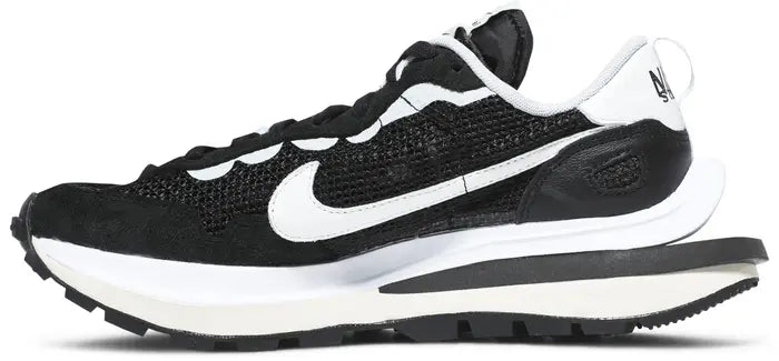 SACAI X NIKE VAPORWAFFLE IN BLACK/WHITE