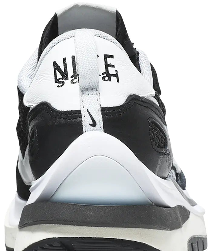 SACAI X NIKE VAPORWAFFLE IN BLACK/WHITE