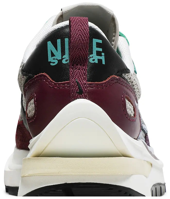 SACAI X NIKE VAPORWAFFLE SP 'VILLAIN RED'