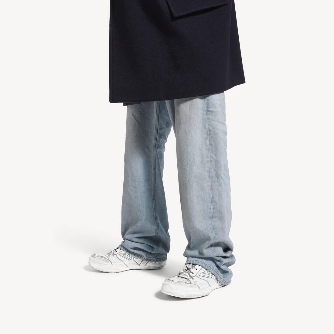 BALENCIAGA HAMPTONS WORN-OUT SNEAKER IN WHITE/DARK BLUE/GREY