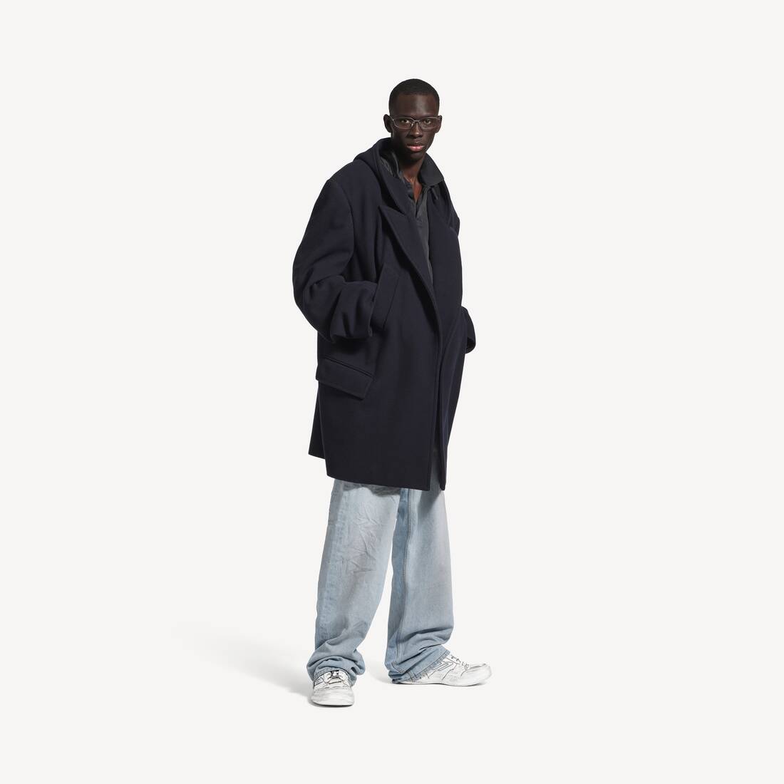 BALENCIAGA HAMPTONS WORN-OUT SNEAKER IN WHITE/DARK BLUE/GREY