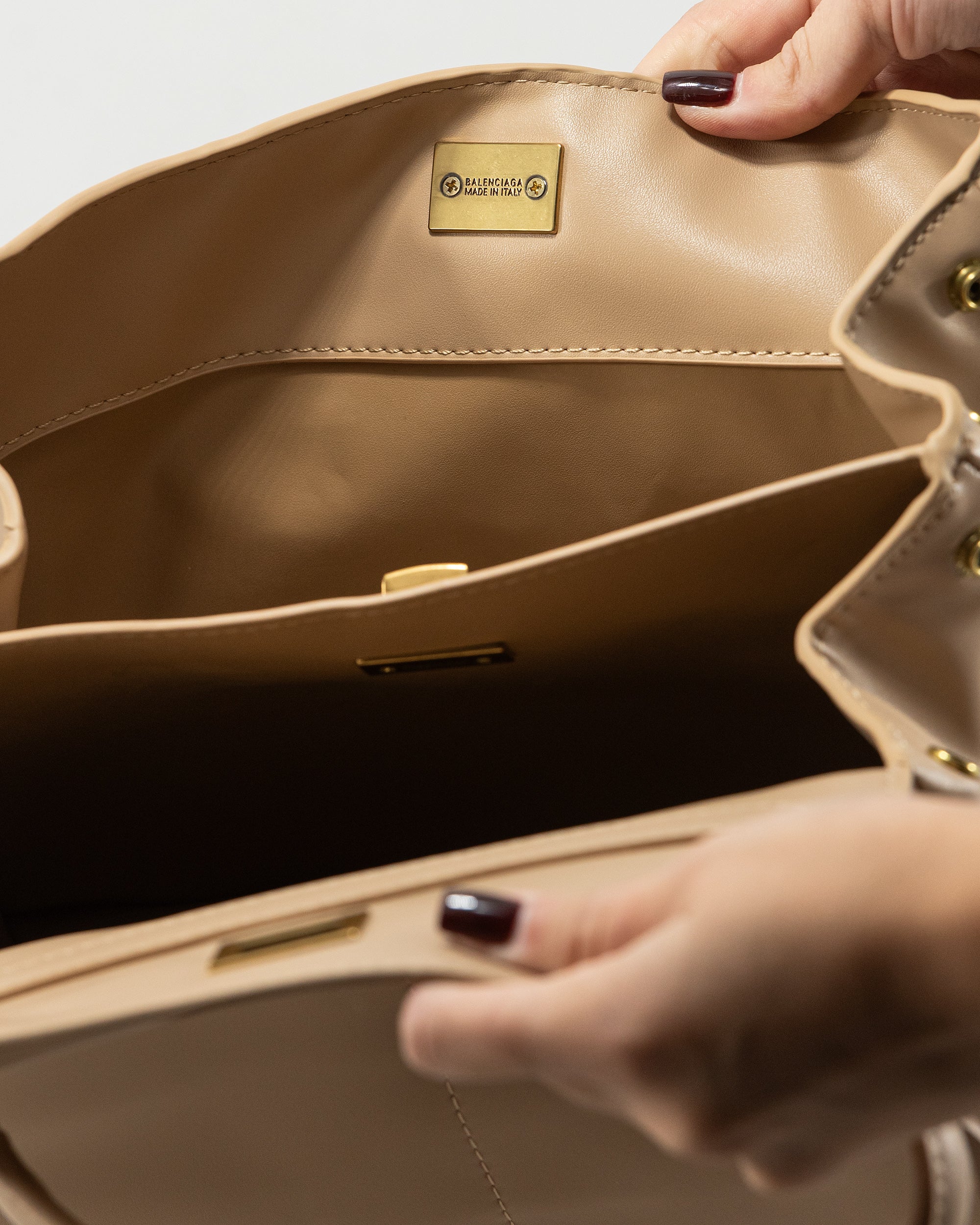 BALENCIAGA HOURGLASS TOP HANDLE BAG IN BEIGE