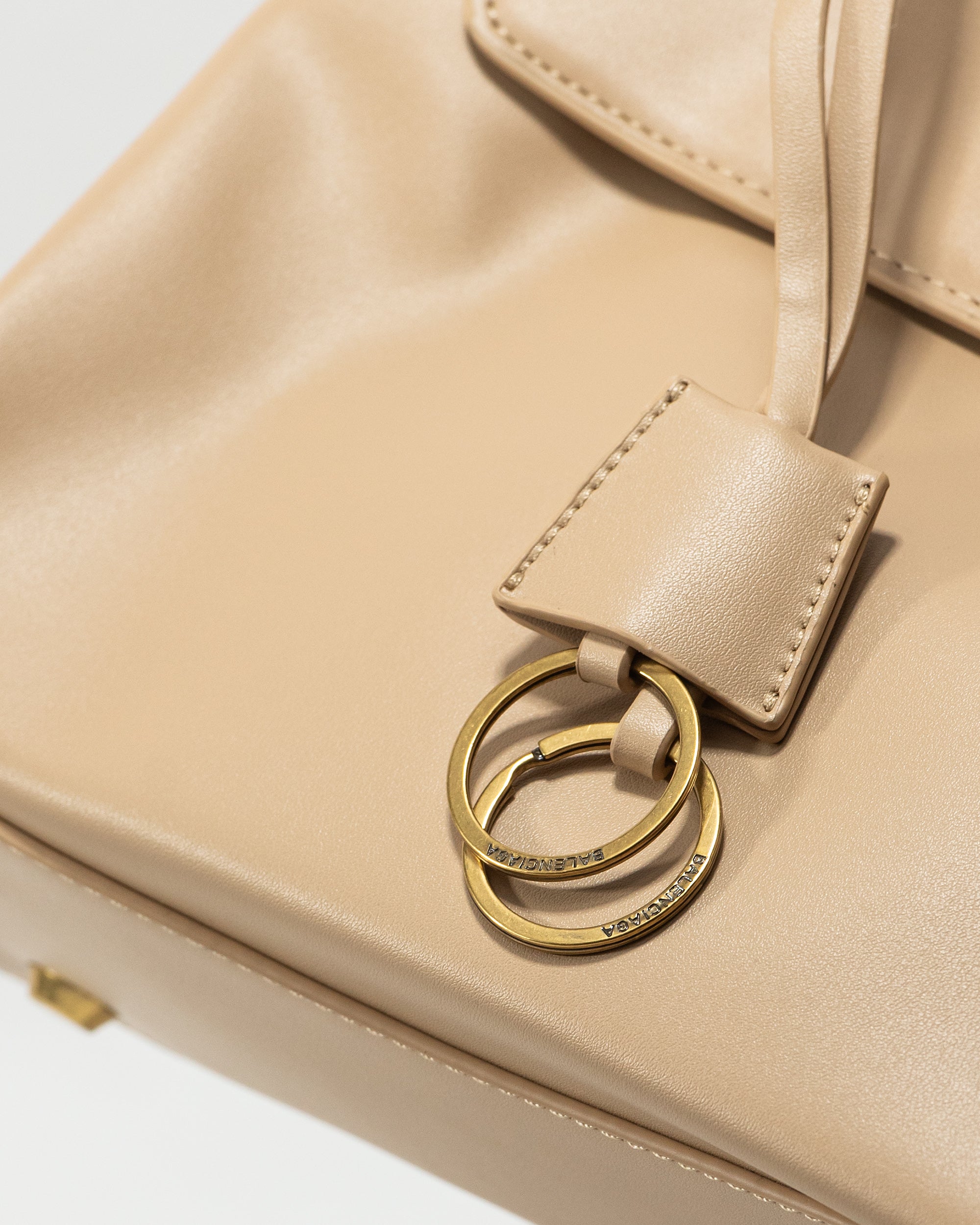 BALENCIAGA HOURGLASS TOP HANDLE BAG IN BEIGE