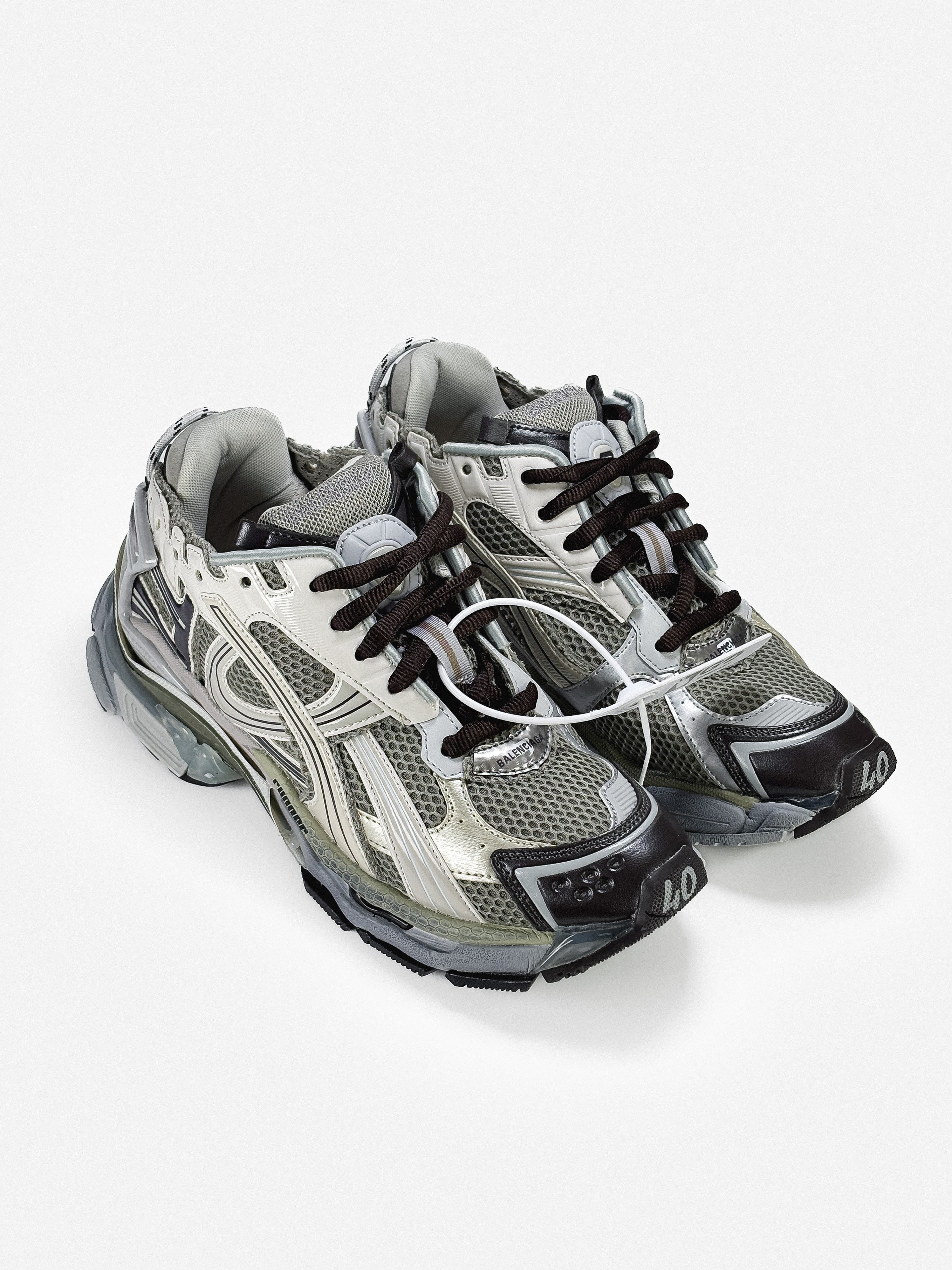 BALENCIAGA RUNNER IN VINTAGE BONE