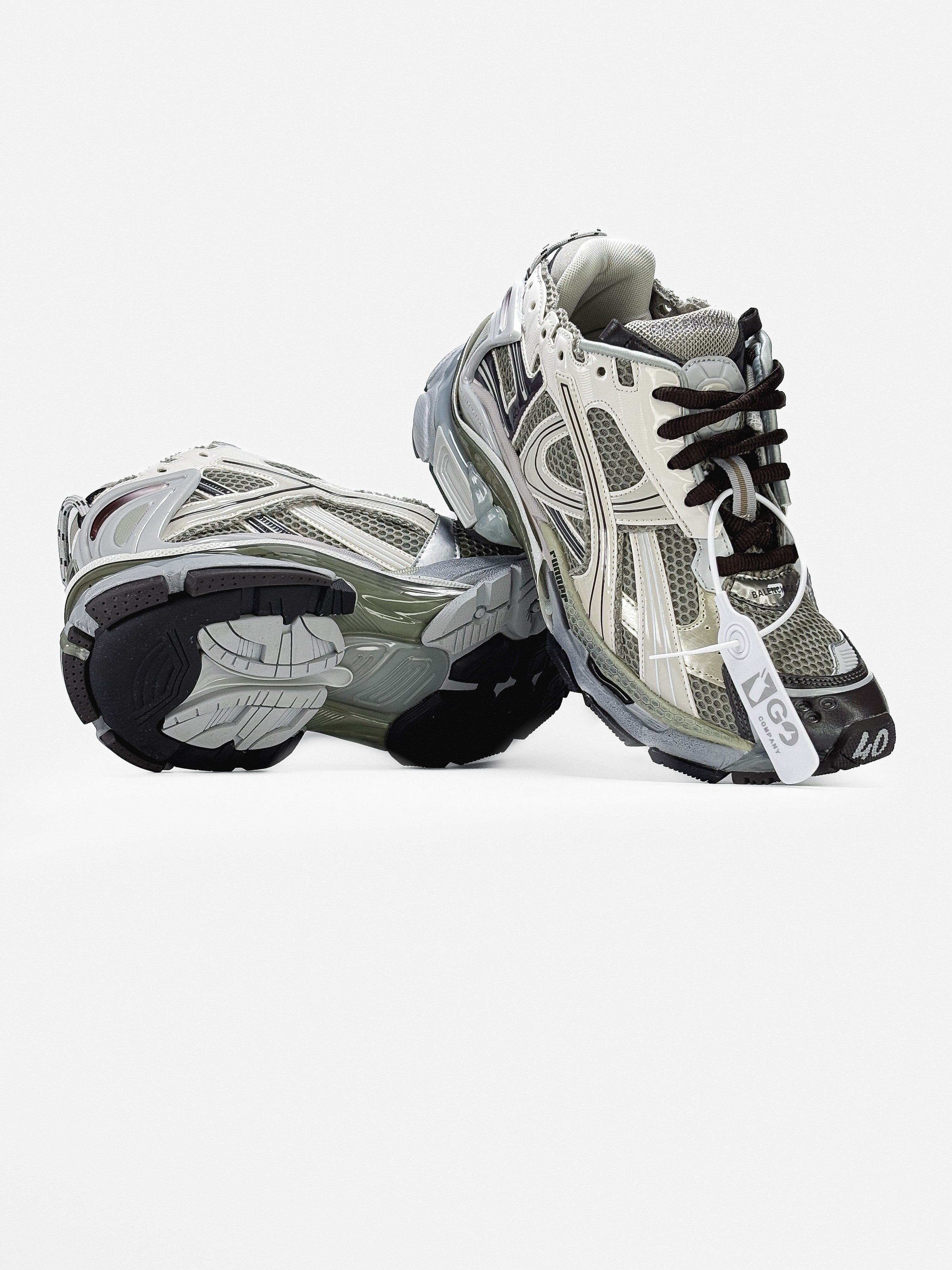 BALENCIAGA RUNNER IN VINTAGE BONE