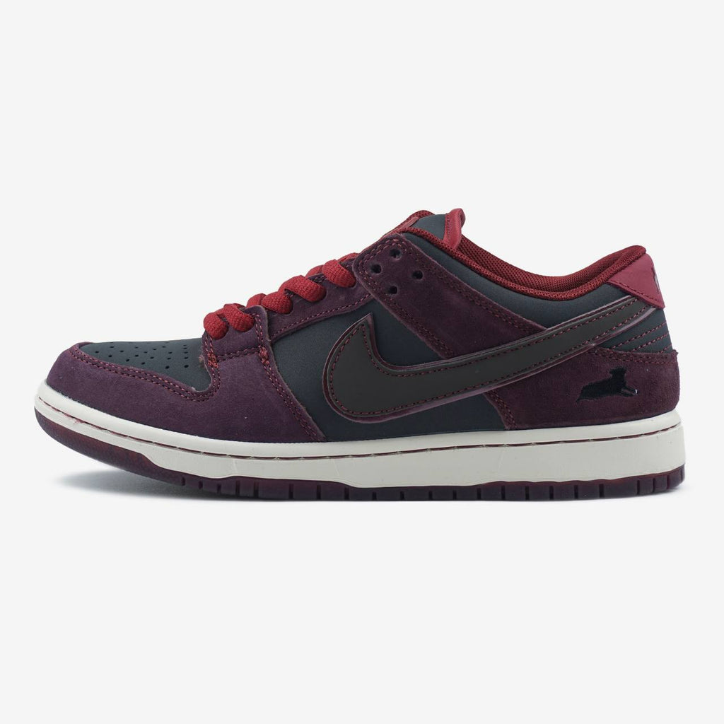 NIKE SB DUNK LOW X RIOT SKATESHOP