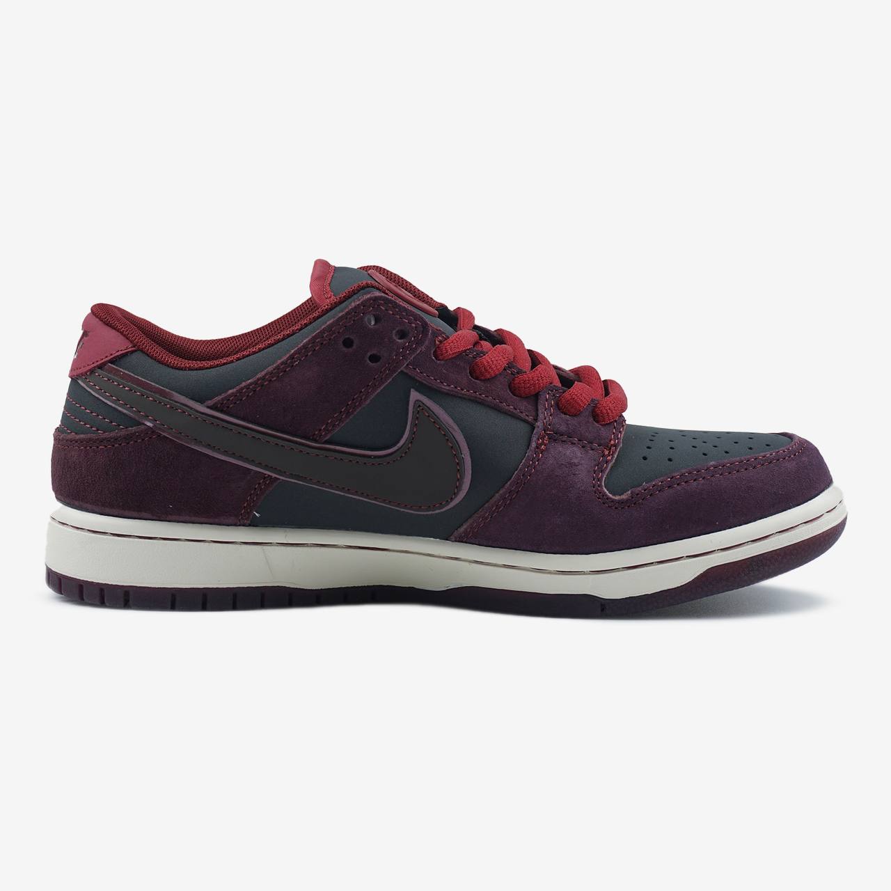 NIKE SB DUNK LOW X RIOT SKATESHOP