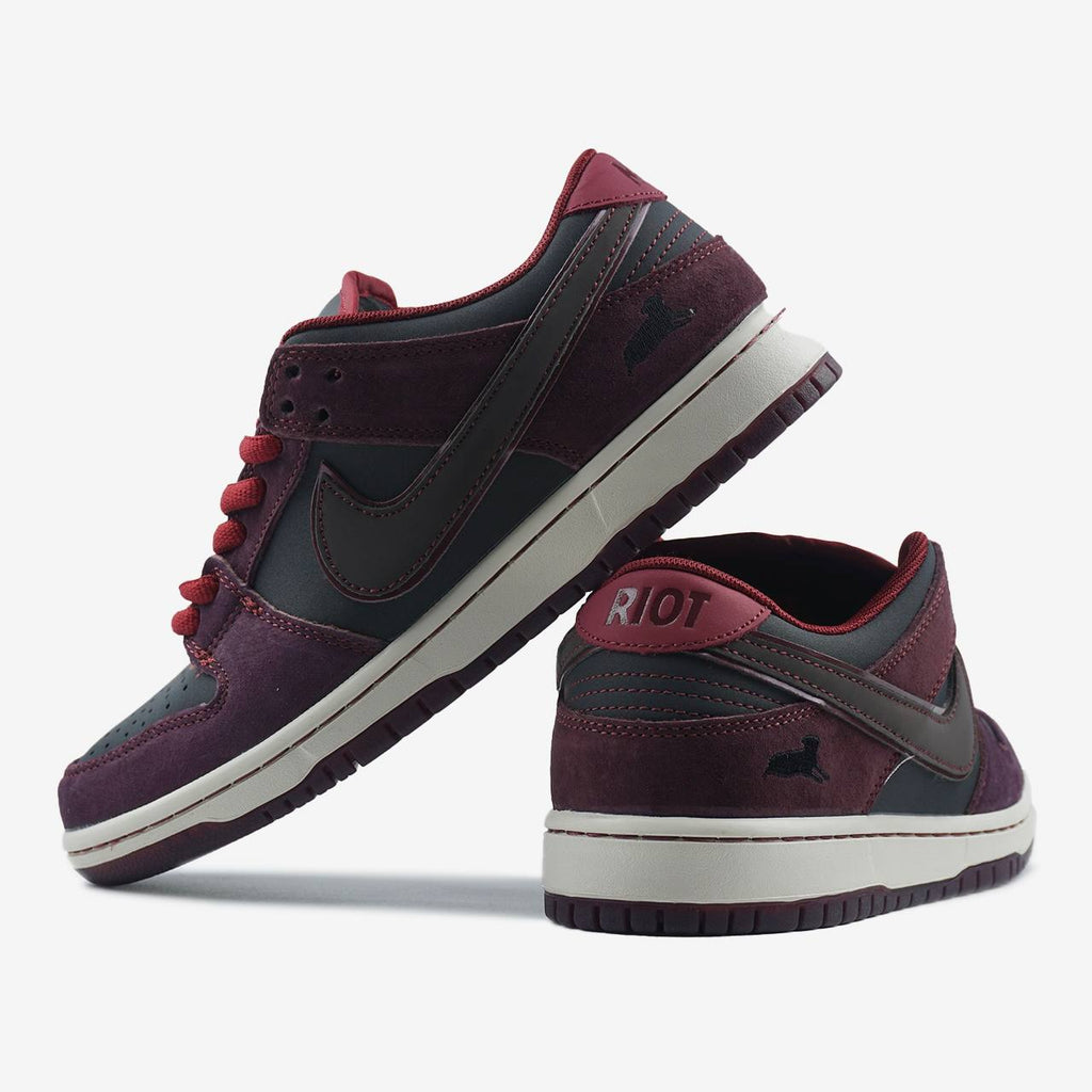 NIKE SB DUNK LOW X RIOT SKATESHOP